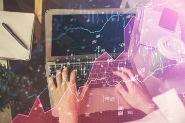 Bilgisayarda ve ön x grafik hologram çiziminde kadın eli yazarken çift pozlama. Borsa yatırım kavramı.