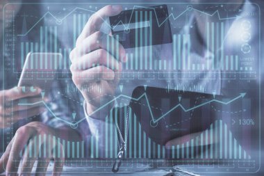Bir kredi kartı ve ön grafik hologramı çizimi tutan kadın ve erkeğin online alışverişine iki kez maruz kalıyorlar. Borsa E-ticaret çevrimiçi ödeme kavramı.