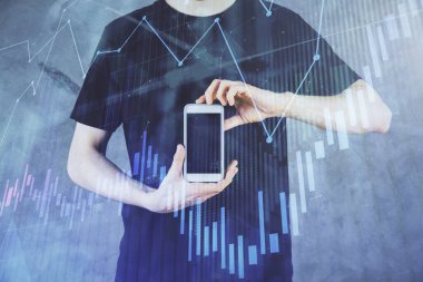 Erkeklerin el ele tutuşup dijital bir cihaz ve ön grafik çizimi kullanırken çift pozlama. Finansal piyasa kavramı.