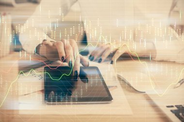 Ön x çizelgesine çift pozlama, hologram çizimi ve cep telefonu kullanan bir kadın. Finansal piyasa kavramı.