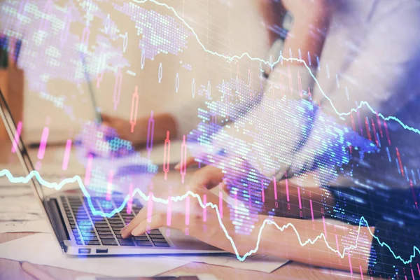 Multieksponering av kvinnelige hender som skriver på en datamaskin og tegning av finansielle diagrammer. Begrepet lagermarkedsanalyse. – stockfoto