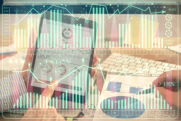 Mehrfachbelichtung der Hände, die ein Telefon halten und eine Zeichnung des Finanzdiagramms verwenden. Marktanalysekonzept. — Stockfoto