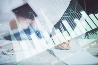 Ön x çizelgesinin arka plan notları alan insanların üzerini çizerken çift pozlama. Mali analiz kavramı