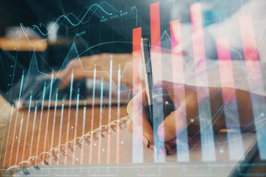 Ön x çizelgesinin arka plan notları alan insanların üzerini çizerken çift pozlama. Mali analiz kavramı