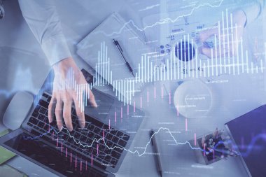 Erkeklerin ellerinin bilgisayar klavyesini ve forx grafik hologramını yazarken çoklu pozlama. Üst Manzara. Finans piyasası kavramı.