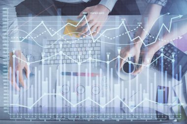 Birlikte çalışan kadın ve erkeğin çifte pozu ve finansal grafik hologramı çizimi. Pazar analizi konsepti. Bilgisayar arkaplanı. Üst Görünüm.