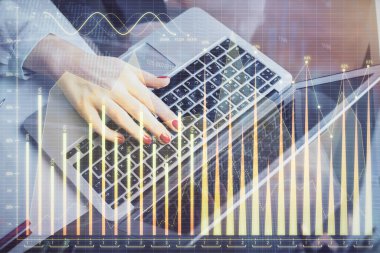 İşkadını ellerinin bilgisayar ve finansal grafik hologramı çizimlerinde çifte pozlama. Borsa analizi kavramı.