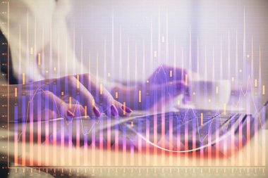 Bilgisayarda ve finansal grafik hologramında yazı yazan kadın ellerine çoklu maruz kalma. Borsa analizi kavramı.