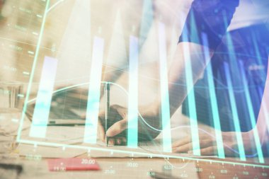 Bilgisayarda ve finansal grafik hologramında yazı yazan kadın ellerine çok maruz kalmış. Borsa analizi kavramı.