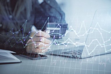 İnternetten alışveriş yapan kadının elinde kredi kartı ve mali grafik çizimi var. Borsa E-ticaret kavramı.