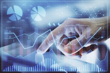 Erkeklerin el ele tutuşup dijital telefon ve forx grafik çizimleri kullanırken birden fazla pozlama. Finansal piyasa kavramı.