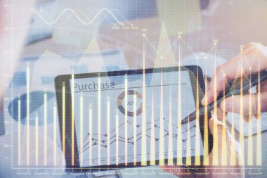 Bir adamın elini tutarken ve bir telefon ve finansal çizim kullanırken çift pozlama. Pazar analizi kavramı.