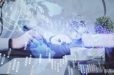 Bir adamın elini tutarken ve bir telefon ve finansal grafik çizimi kullanırken çift pozlama. Analiz kavramı.