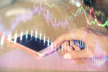Ön x çizelgesine çift pozlama, hologram çizimi ve cep telefonu kullanan bir kadın. Finansal piyasa kavramı.