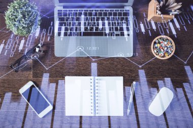 Borsa grafiği ve masa arkasındaki en üst görünüm bilgisayarı. Çoklu maruz kalma. Finansal eğitim kavramı.