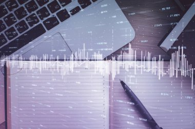 Borsa grafiği ve masa arkasındaki en üst görünüm bilgisayarı. Çoklu maruz kalma. Finansal eğitim kavramı.