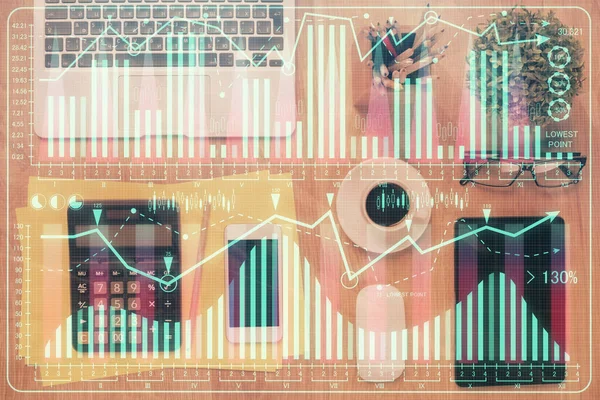 Dvojitá expozice forex chart hologram přes pracovní plochu s telefonem. Horní pohled. Pojetí mobilní obchodní platformy. — Stock fotografie