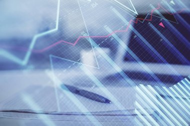 Finansal grafik çizimleri ve açık defter arkaplanı olan bir masa. Önx pazarı kavramı