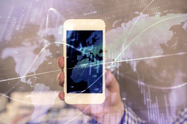 Erkeklerin el ele tutuşup dijital bir cihaz ve ön grafik çizimi kullanırken çift pozlama. Finansal piyasa kavramı.