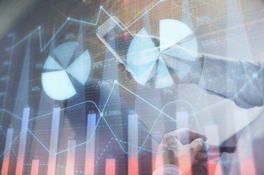 Erkeklerin el ele tutuşup dijital bir cihaz ve ön grafik çizimi kullanırken çift pozlama. Finansal piyasa kavramı.