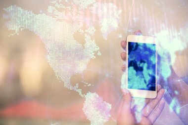 Ön x grafik çizimine çift pozlama hologram ve cep telefonu kullanan bir kadın. Borsa konsepti.