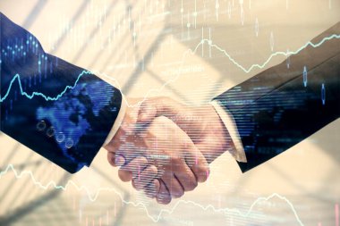 Forx grafik hologramı ve iki adamın el sıkışması. Borsa konsepti.