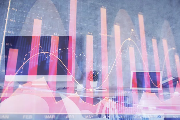 Мультиэкспозиция чертежей финансовых графов и внутреннего фона офиса. Концепция анализа рынка. — стоковое фото