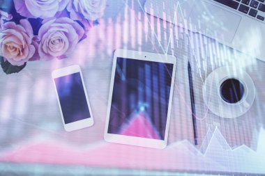 Forx grafik hologramının telefonlu hali. Üst Manzara. Mobil ticaret platformu kavramı.