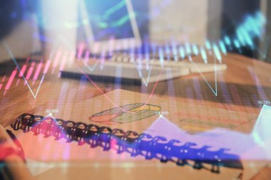 Finansal grafik çizimleri ve açık defter arkaplanı olan bir masa. Önx pazarı kavramı