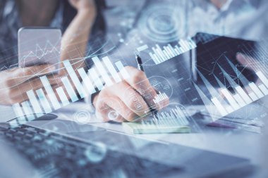 Kadın ve erkeğin birlikte çalışması ve finansal grafik hologramı. İş konsepti. Bilgisayar arkaplanı.