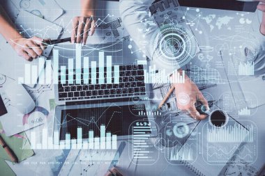 Kadın ve erkeğin birlikte çalışması ve finansal grafik hologramı. İş konsepti. Bilgisayar arkaplanı.