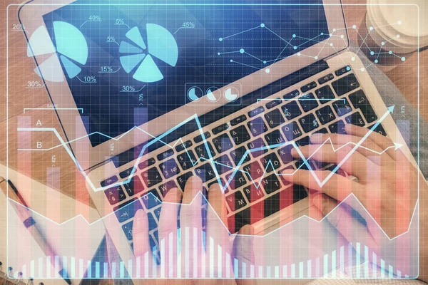 Doppelbelichtung der Hände beim Tippen über Computertastatur und Forex-Graphen-Hologrammzeichnung. Ansicht von oben. Finanzmarktkonzept. — Stockfoto