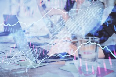 Bilgisayarda ve ön x grafik hologramında yazı yazan kadın ellerine çok maruz kalmış. Borsa analizi kavramı.