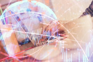 Bilgisayarda ve ön x grafik hologram çiziminde kadın eli yazarken çift pozlama. Borsa yatırım kavramı.