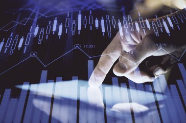 Erkeklerin el ele tutuşup dijital bir cihaz ve ön grafik çizimi kullanırken çift pozlama. Finansal piyasa kavramı.