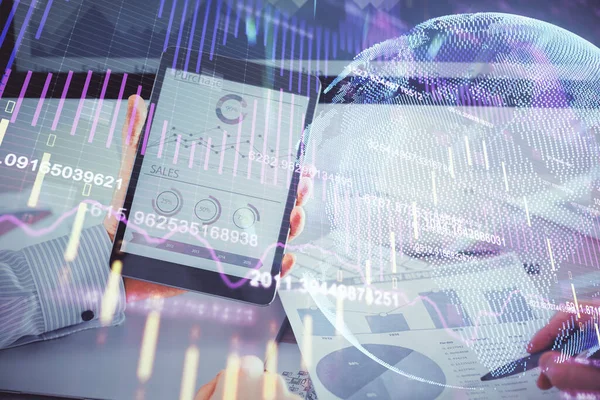 Doble exposición de las manos del hombre sosteniendo y utilizando un dispositivo digital y dibujo gráfico de divisas. Concepto de mercado financiero. —  Fotos de Stock