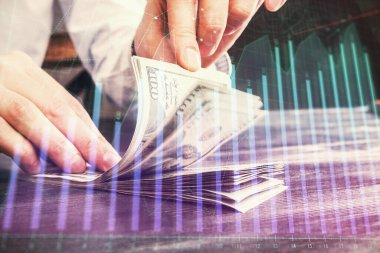 Forx grafiği, hologram, Amerikan dolarları ve insan eli çizimleri. Teknik Analiz kavramı.