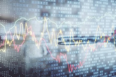 Ofisteki kahve fincanının arka planında iki kat fotograf var. Finansal analiz ve başarı kavramı.