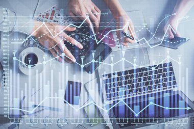 Birlikte çalışan kadın ve erkeğin çifte pozu ve finansal grafik hologramı çizimi. Pazar analizi konsepti. Bilgisayar arkaplanı. Üst Görünüm.