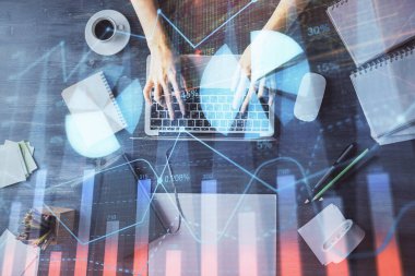 Bilgisayar ve önx çizim hologramı üzerinde çalışan kadın elinin çoklu pozu. Üst Manzara. Mali analiz kavramı.