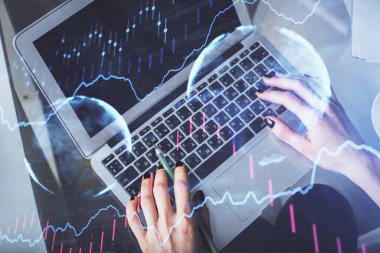 Bilgisayar ve ön x çizim hologramı üzerinde çalışan kadın elleri çift pozlama. Üst Manzara. Mali analiz kavramı.