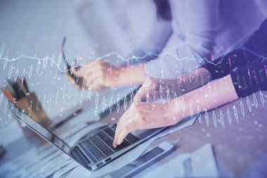 Bilgisayarda ve finansal grafik hologramında yazı yazan kadın ellerine çok maruz kalmış. Borsa analizi kavramı.
