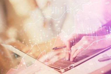 Bilgisayarda ve ön x grafik hologram çiziminde kadın eli yazarken çift pozlama. Borsa yatırım kavramı.