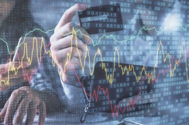 Bir kredi kartı ve ön grafik hologramı çizimi tutan kadın ve erkeğin online alışverişine iki kez maruz kalıyorlar. Borsa E-ticaret çevrimiçi ödeme kavramı.