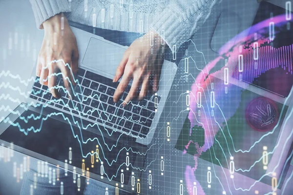 Multi blootstelling van de vrouw handen werken op de computer en forex grafiek hologram tekening. Bovenaanzicht. Begrip financiële analyse. — Stockfoto