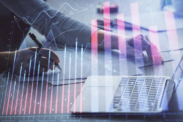 Doble exposición de las manos de la mujer de negocios escribiendo en la computadora y el dibujo del holograma gráfico de divisas. Concepto de análisis financiero. —  Fotos de Stock