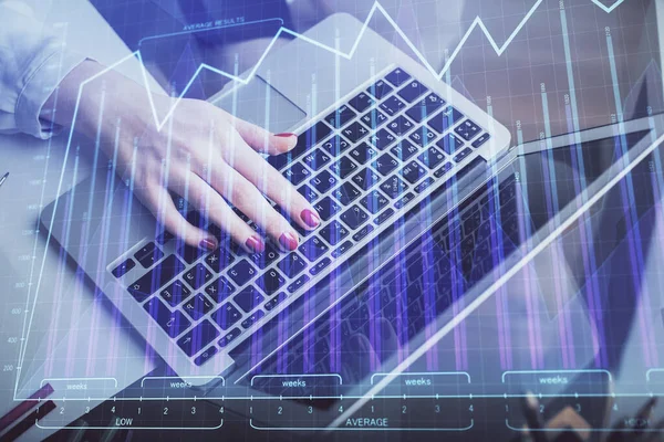 コンピュータと金融グラフのホログラム図面に入力するビジネス女性の手の二重露出。株式市場分析の概念. — ストック写真