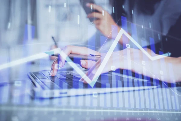 Multi exposición de las manos de la mujer escribiendo en el dibujo del holograma de la computadora y del gráfico financiero. Concepto de análisis bursátil. —  Fotos de Stock