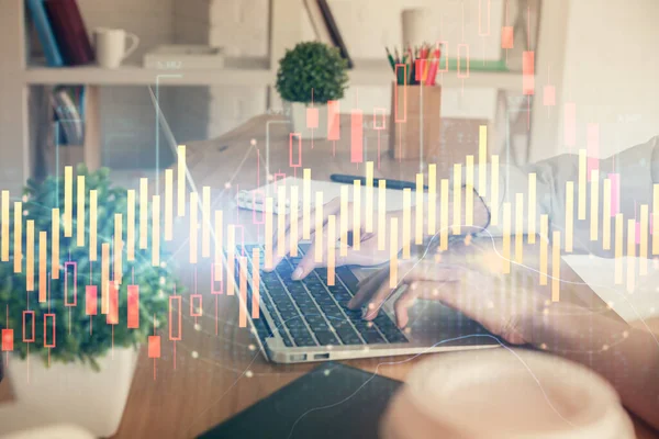 Doble exposición de las manos de la mujer escribiendo en la computadora y el dibujo del holograma gráfico de divisas. Concepto de inversión bursátil. — Foto de Stock