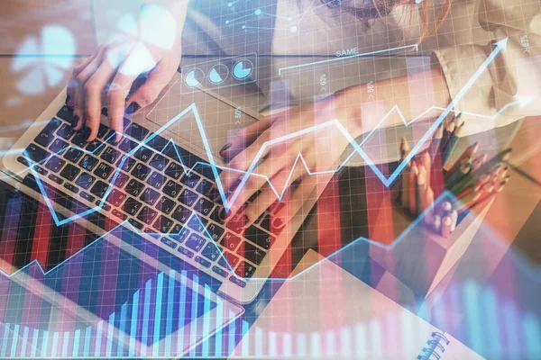 Dubbel exponering av kvinnliga händer skriva på dator och forex diagram hologram ritning. Begreppet aktiemarknad. — Stockfoto